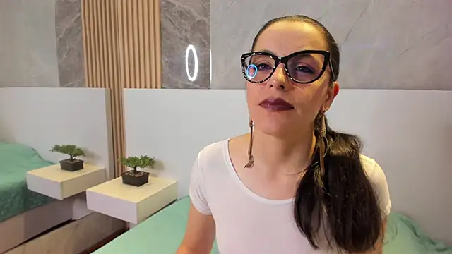 IsisNoir online show from September 13, 2:28 pm