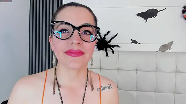 IsisNoir online show from October 11, 7:04 pm