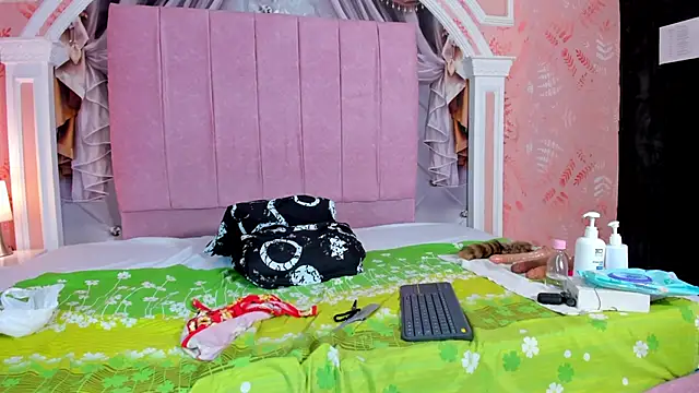 Snapshot of mishell_lovely chatting on November 7, 1:21 am mishell lovely online show from November 7, 1:21 am