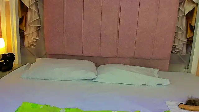 mishell lovely online show from February 12, 1:44 pm