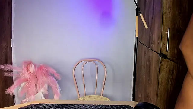 Snapshot of khate_smith chatting on April 8, 4:19 pm khate smith online show from April 8, 4:19 pm