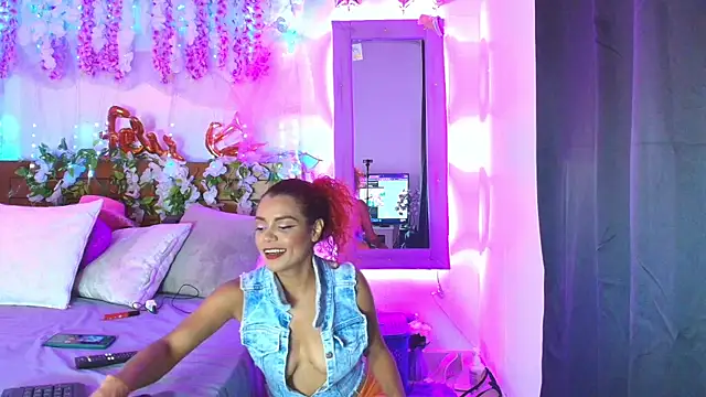 Snapshot of DevoraHarper_ chatting on April 9, 8:59 pm DevoraHarper online show from April 9, 8:59 pm