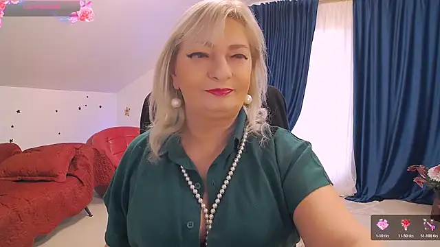 Snapshot of HypnotikCate chatting on December 2, 1:35 pm HypnotikCate online show from December 2, 1:35 pm