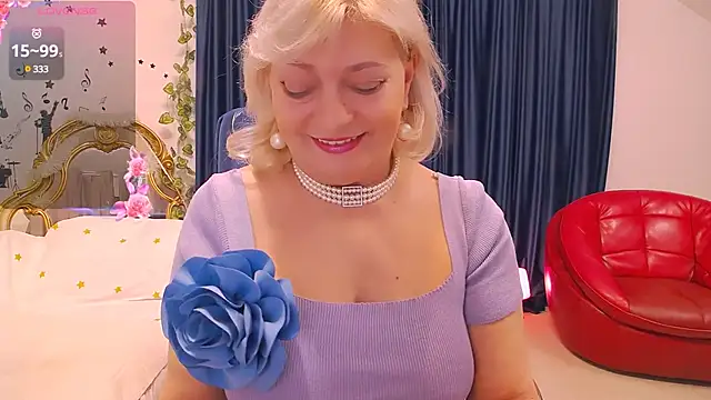 Snapshot of HypnotikCate chatting on February 3, 8:24 am HypnotikCate online show from February 3, 8:24 am