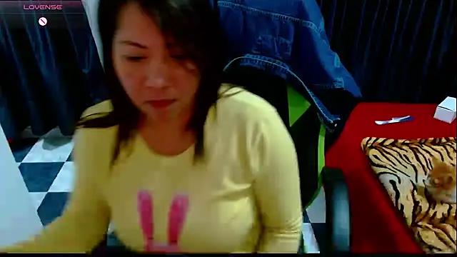 Snapshot of hiilarybrown chatting on July 15, 2:07 am hiilarybrown online show from July 15, 2:07 am
