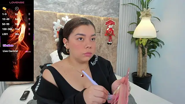 leilapons online show from December 5, 7:01 pm