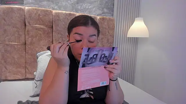 leilapons online show from November 11, 10:04 pm