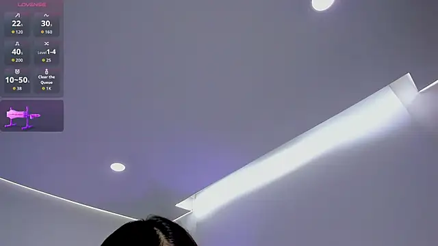 alissaowens  online show from April 4, 11:50 am