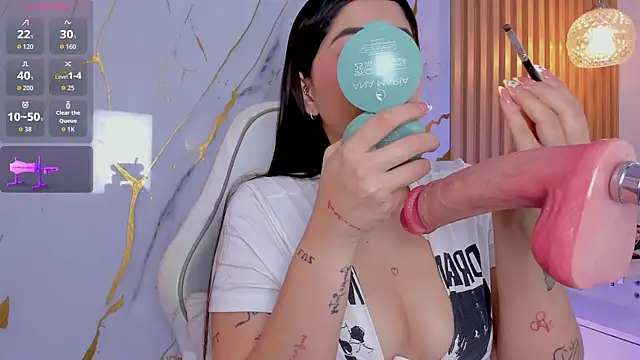 alissaowens  online show from April 27, 12:14 pm