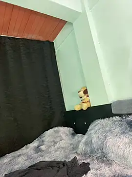 EVAH LEE  online show from April 8, 1:40 am