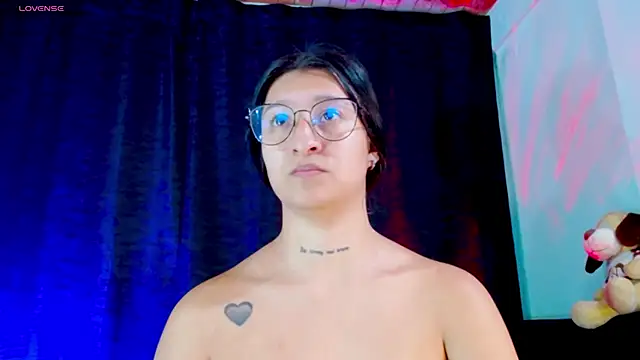 EVAH LEE  online show from November 3, 4:07 am