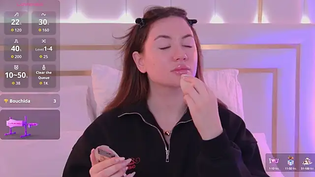 Snapshot of MeganStrain chatting on October 4, 3:30 am MeganStrain online show from October 4, 3:30 am