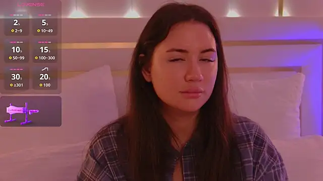 Snapshot of MeganStrain chatting on October 27, 3:07 am MeganStrain online show from October 27, 3:07 am