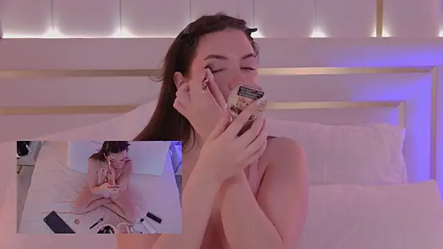 Snapshot of MeganStrain chatting on September 30, 3:45 am MeganStrain online show from September 30, 3:45 am