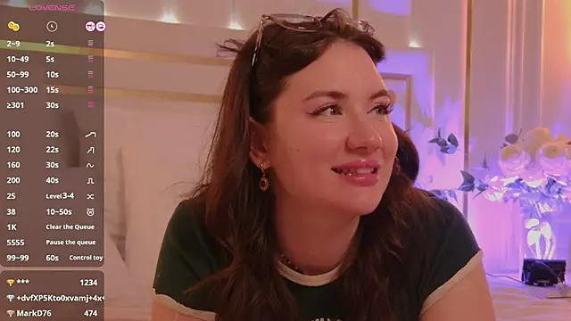 Snapshot of MeganStrain chatting on November 11, 11:27 am MeganStrain online show from November 11, 11:27 am