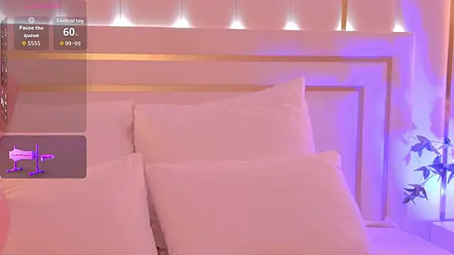 Snapshot of MeganStrain chatting on October 21, 3:06 am MeganStrain online show from October 21, 3:06 am