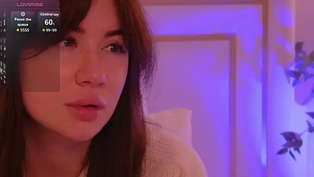 Snapshot of MeganStrain chatting on October 24, 3:27 am MeganStrain online show from October 24, 3:27 am