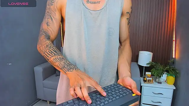 Snapshot of Leo_santoro chatting on November 25, 1:55 pm Leo santoro online show from November 25, 1:55 pm