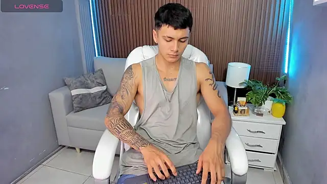 Snapshot of Leo_santoro chatting on November 27, 1:11 pm Leo santoro online show from November 27, 1:11 pm