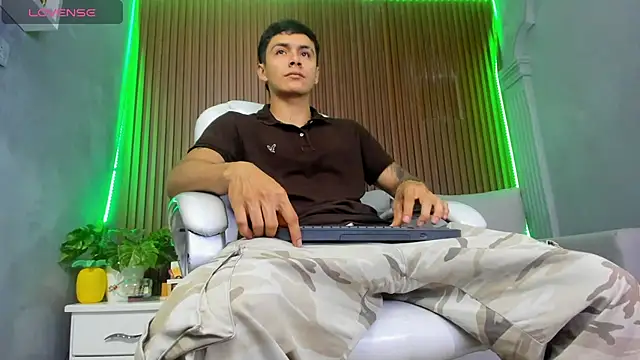 Snapshot of Leo_santoro chatting on December 4, 1:54 pm Leo santoro online show from December 4, 1:54 pm