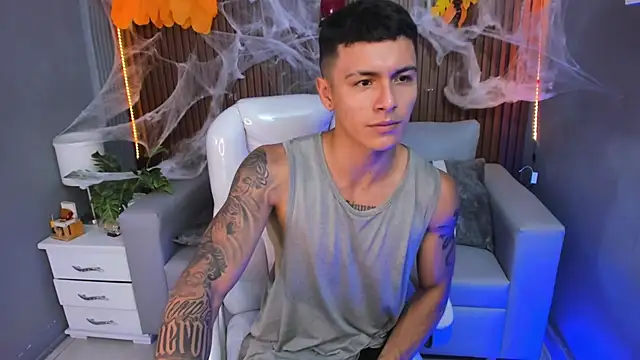 Snapshot of Leo_santoro chatting on October 22, 3:44 pm Leo santoro online show from October 22, 3:44 pm