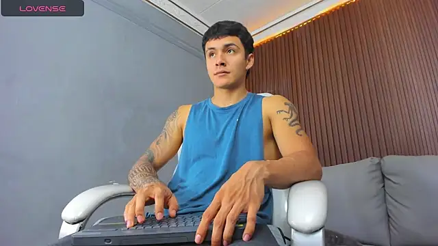 Snapshot of Leo_santoro chatting on December 16, 2:43 pm Leo santoro online show from December 16, 2:43 pm