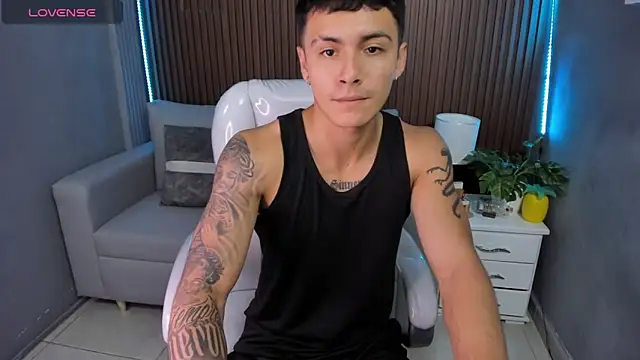 Snapshot of Leo_santoro chatting on November 28, 1:44 pm Leo santoro online show from November 28, 1:44 pm