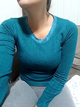 cicinha3657 online show from May 4, 3:32 am