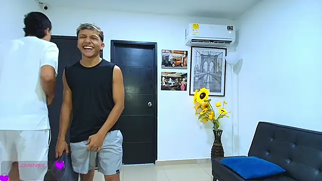 Bisexlifehot   online show from April 10, 11:12 pm