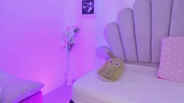 Amy Bunnie 18 online show from January 17, 10:35 pm