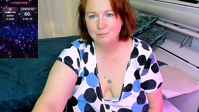 Snapshot of WifeyXRated chatting on July 7, 8:29 am WifeyXRated online show from July 7, 8:29 am