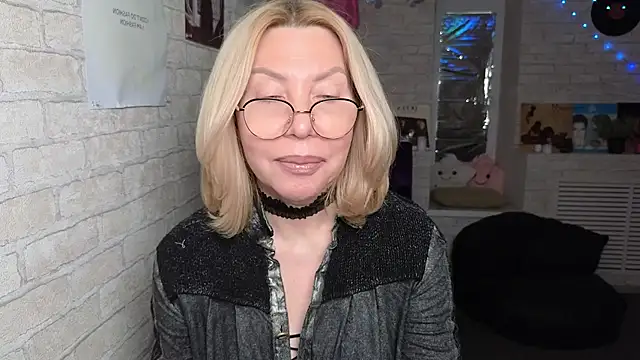 Wendy Waves online show from October 2, 12:30 pm