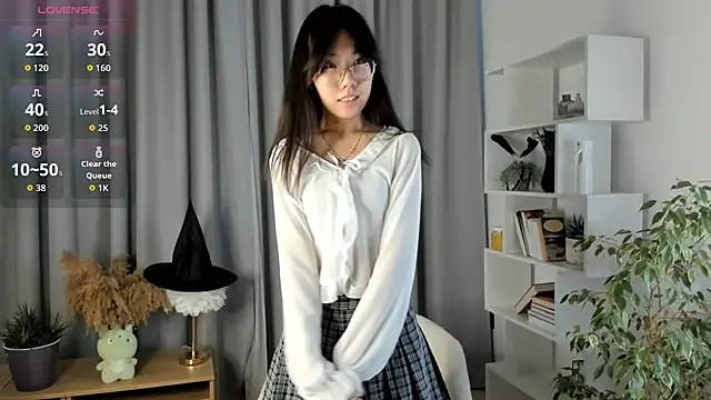 UdelaDodson online show from October 15, 1:26 am
