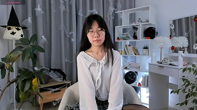 UdelaDodson online show from November 3, 1:22 am