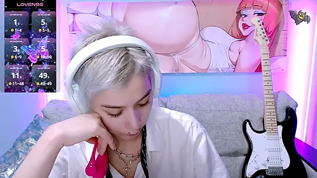 SophieAsh online show from November 4, 2:10 pm