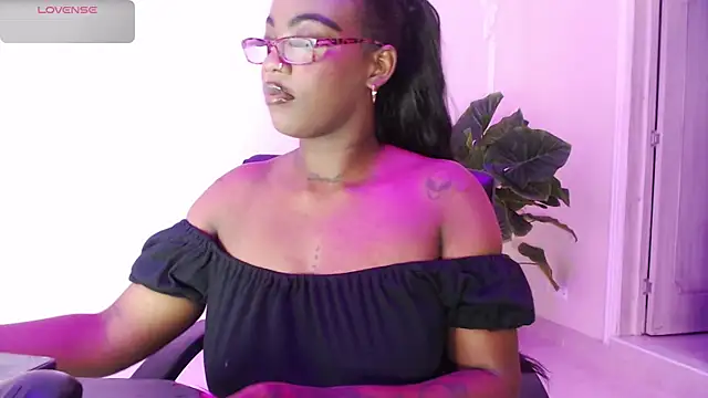 Snapshot of ReinaMiah chatting on November 2, 3:55 am ReinaMiah online show from November 2, 3:55 am