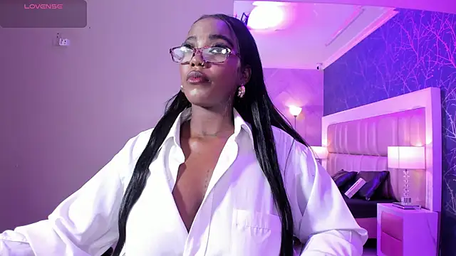 Snapshot of ReinaMiah chatting on November 9, 4:27 am ReinaMiah online show from November 9, 4:27 am