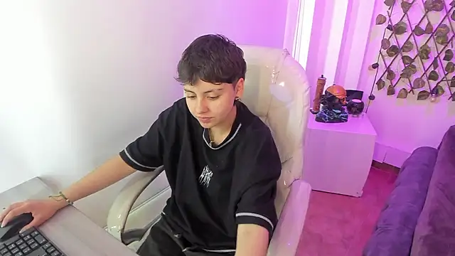 Nathaly ds online show from March 4, 7:10 pm