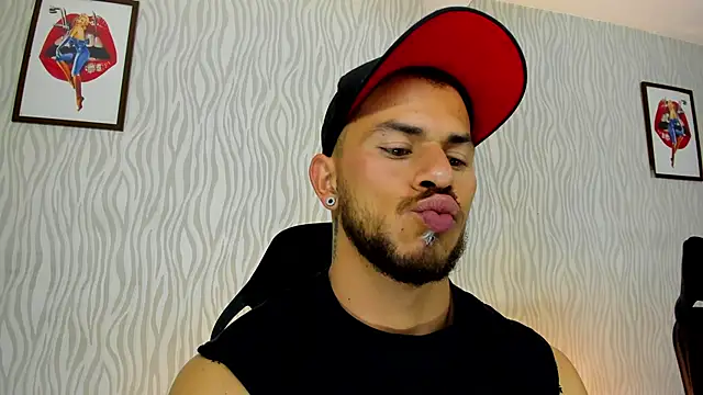 Snapshot of dylan_jacobx chatting on November 1, 1:01 am dylan jacobx online show from November 1, 1:01 am