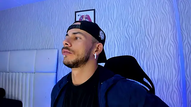 Snapshot of dylan_jacobx chatting on December 3, 3:40 am dylan jacobx online show from December 3, 3:40 am