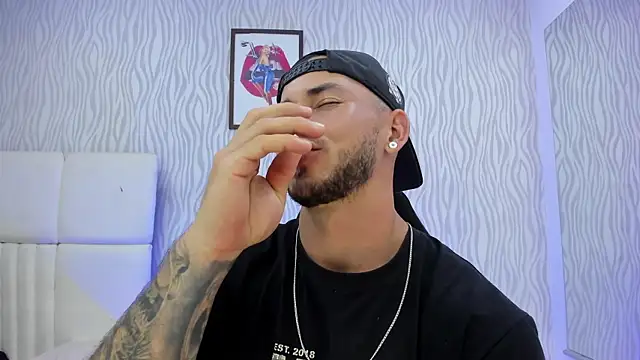 Snapshot of dylan_jacobx chatting on December 15, 3:23 am dylan jacobx online show from December 15, 3:23 am