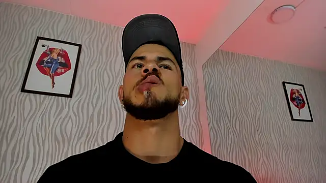 Snapshot of dylan_jacobx chatting on November 14, 3:32 am dylan jacobx online show from November 14, 3:32 am