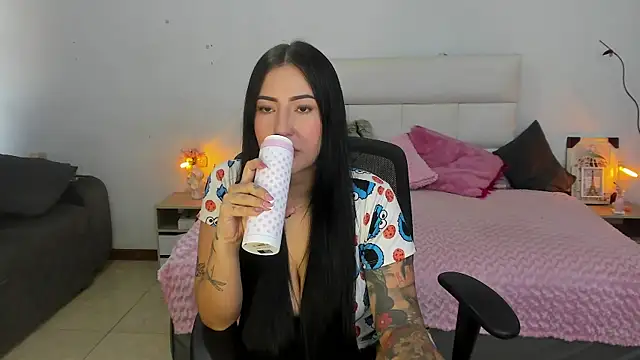 hannahdvil1 online show from March 26, 12:25 pm