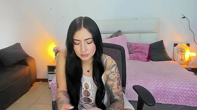 hannahdvil1 online show from March 11, 12:32 pm