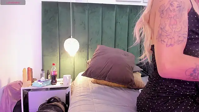 Snapshot of PaulinaGame chatting on November 21, 2:27 pm PaulinaGame online show from November 21, 2:27 pm