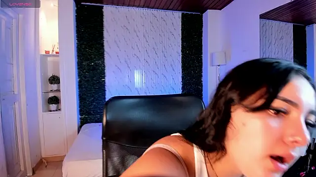 Snapshot of sofiacaramel chatting on January 18, 12:08 pm sofiacaramel online show from January 18, 12:08 pm