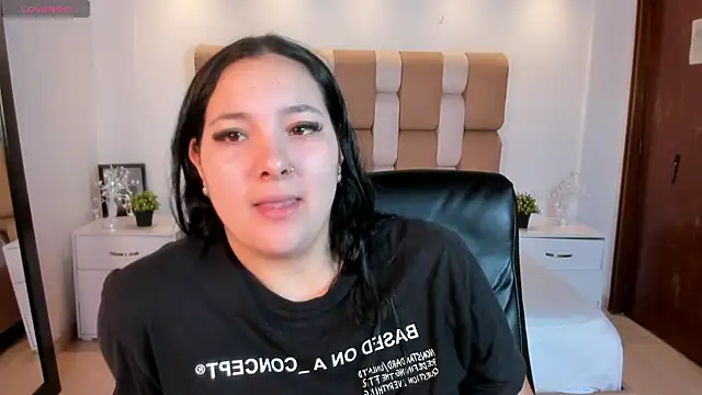 Snapshot of sofiacaramel chatting on December 18, 4:11 pm sofiacaramel online show from December 18, 4:11 pm