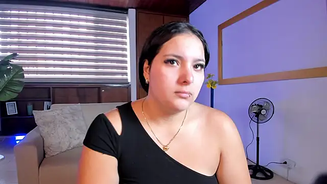 Snapshot of sofiacaramel chatting on December 22, 3:12 pm sofiacaramel online show from December 22, 3:12 pm