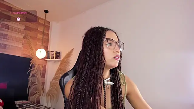 Snapshot of Emily_brown04 chatting on October 27, 2:29 pm Emily brown04 online show from October 27, 2:29 pm