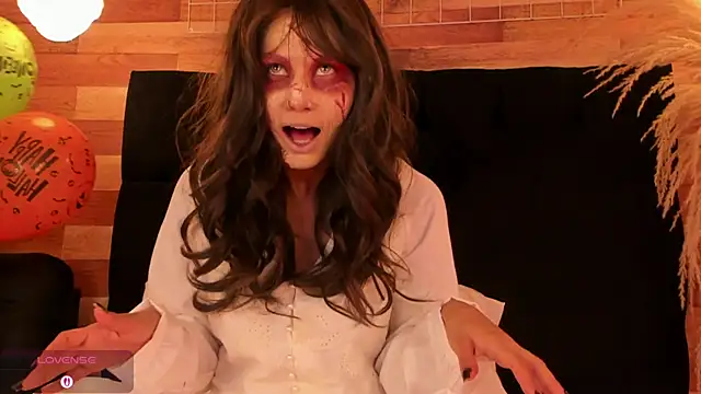 Snapshot of Emily_brown04 chatting on October 31, 11:18 am Emily brown04 online show from October 31, 11:18 am